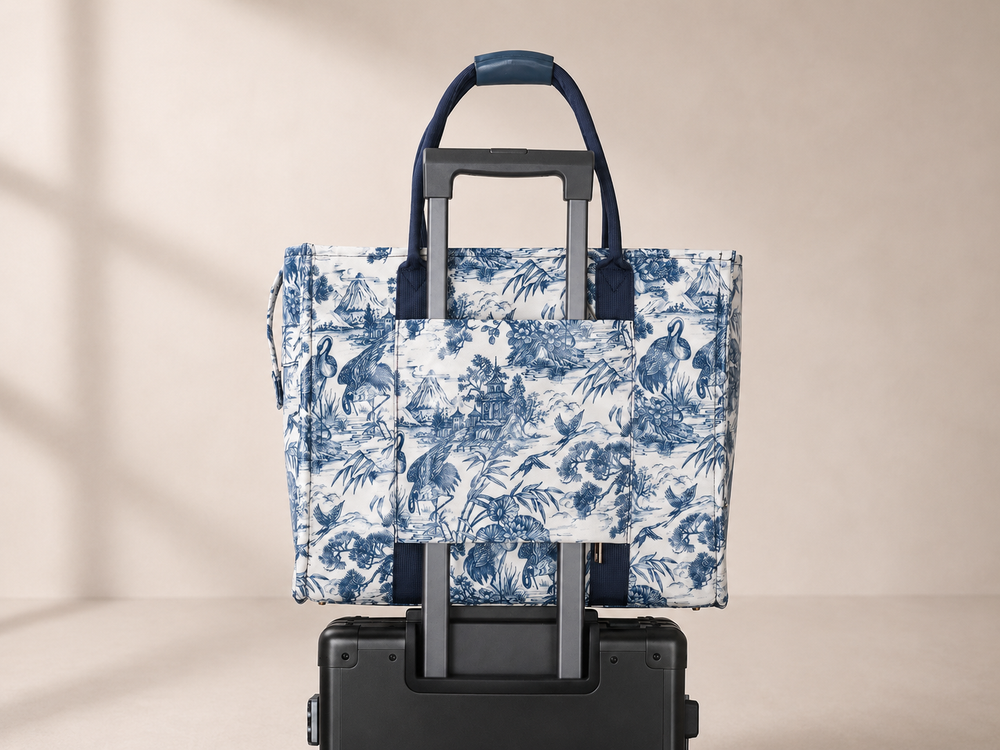 Mia Mor dog bag hardware detail — gold-tone fittings and structured base for everyday elegance