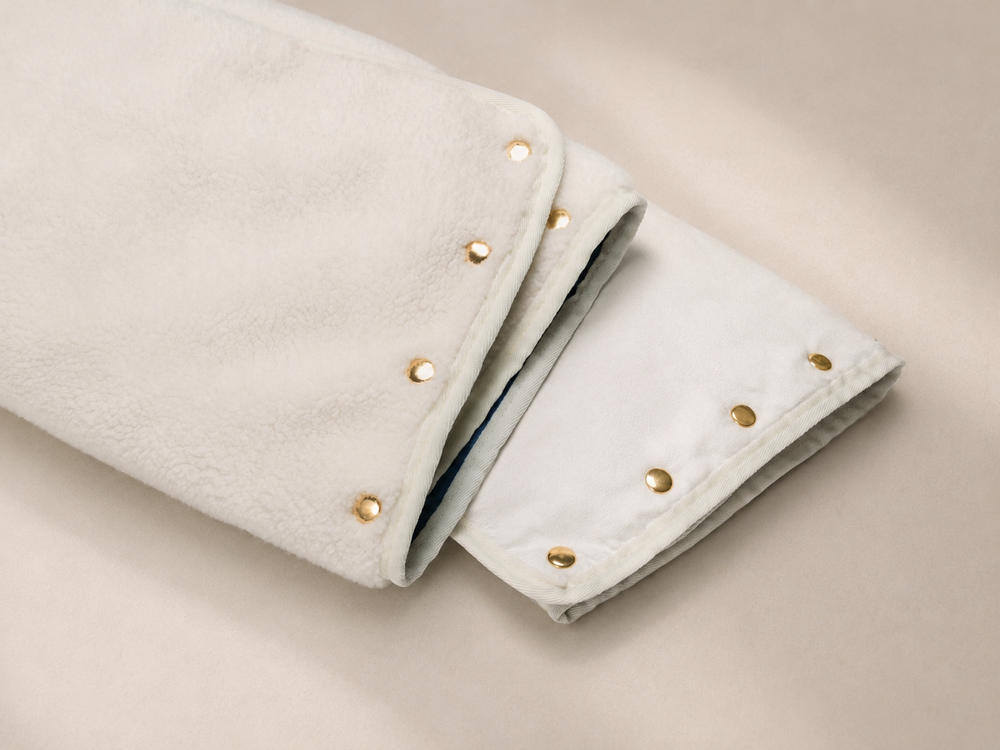 Mia Mor leash detail — stylish dog leash matching the Mia Mor tote collection